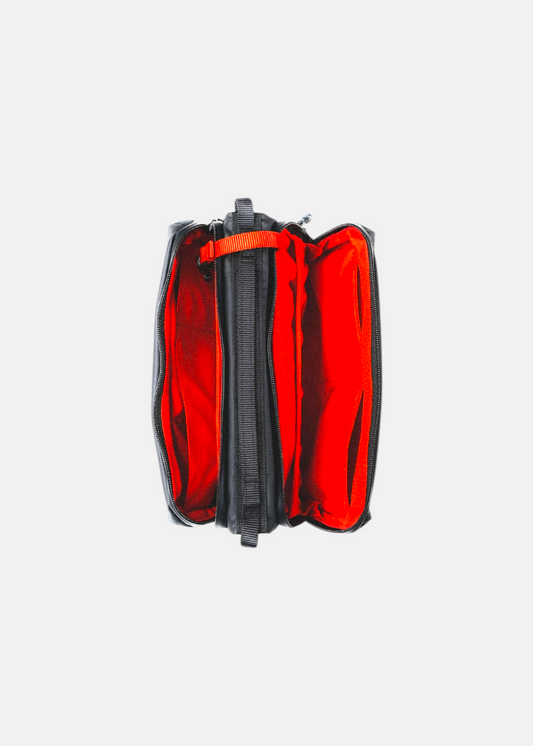 photo de l'intérieur et mis en avant des rangements de la sacoche noir bottle topologie. idéal pour ranger sa gourde et ses affaires.