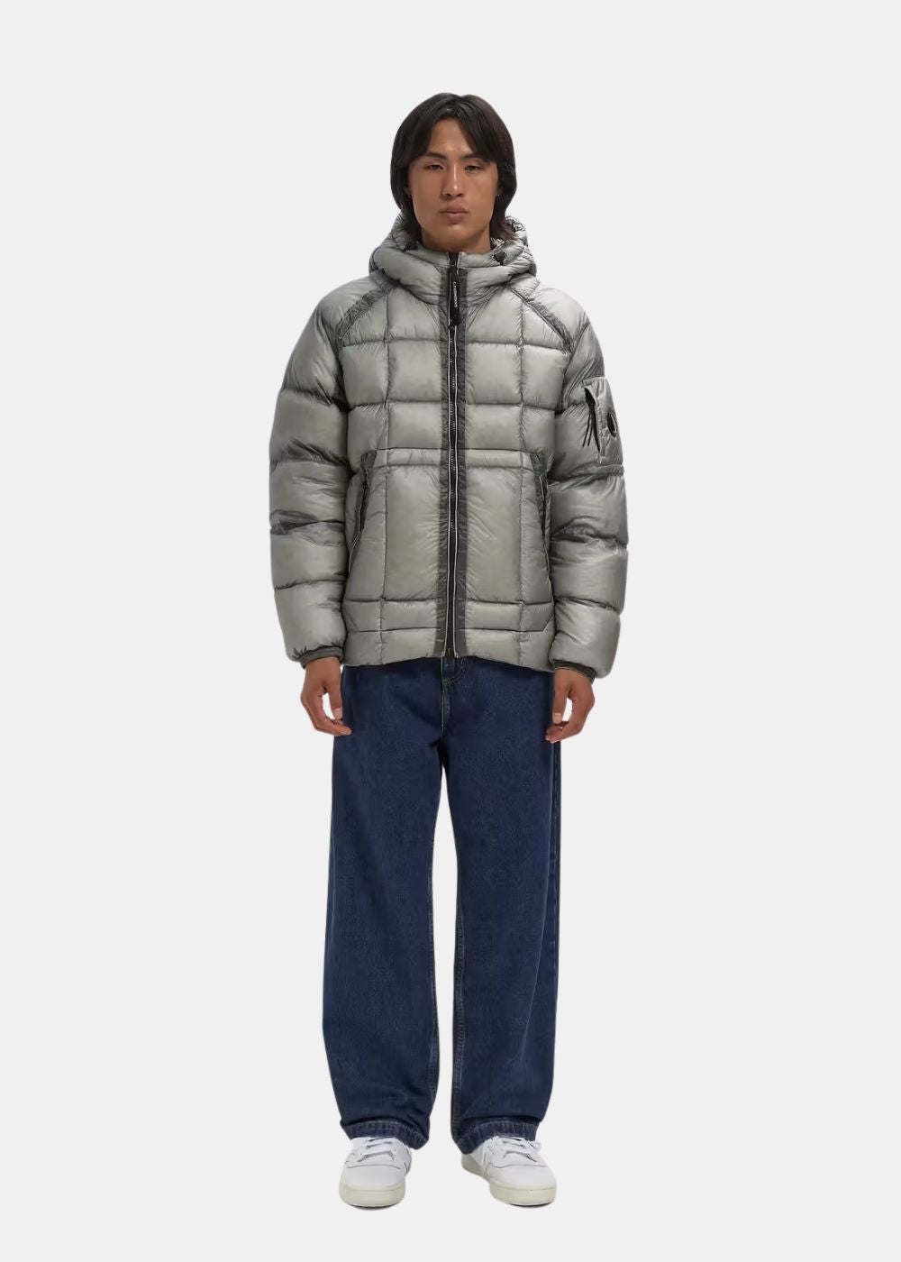 vue porté par un mannequin homme de la doudoune cp company dd shell grise vue de face
