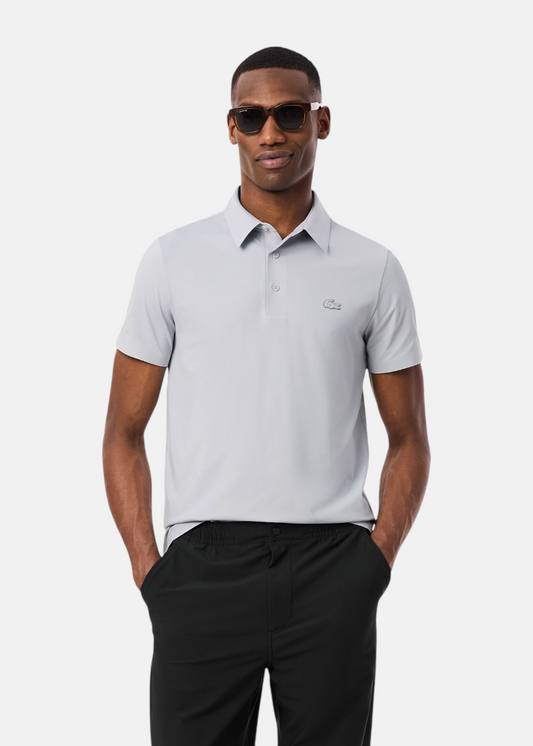 photo d'un mannequin de face portant le Polo Homme Lacoste Commuter Technique Gris Clair | Purple Store