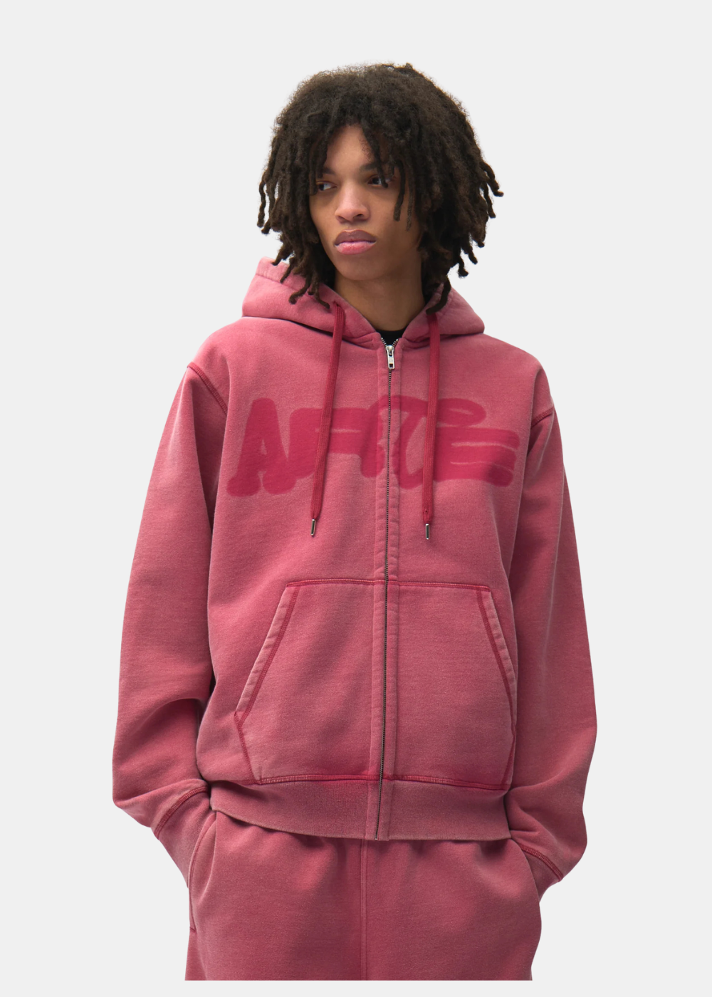 zoom sur le Sweat-shirt à Capuche Zippé Arte délavé - rouge porté par un mannequin de face