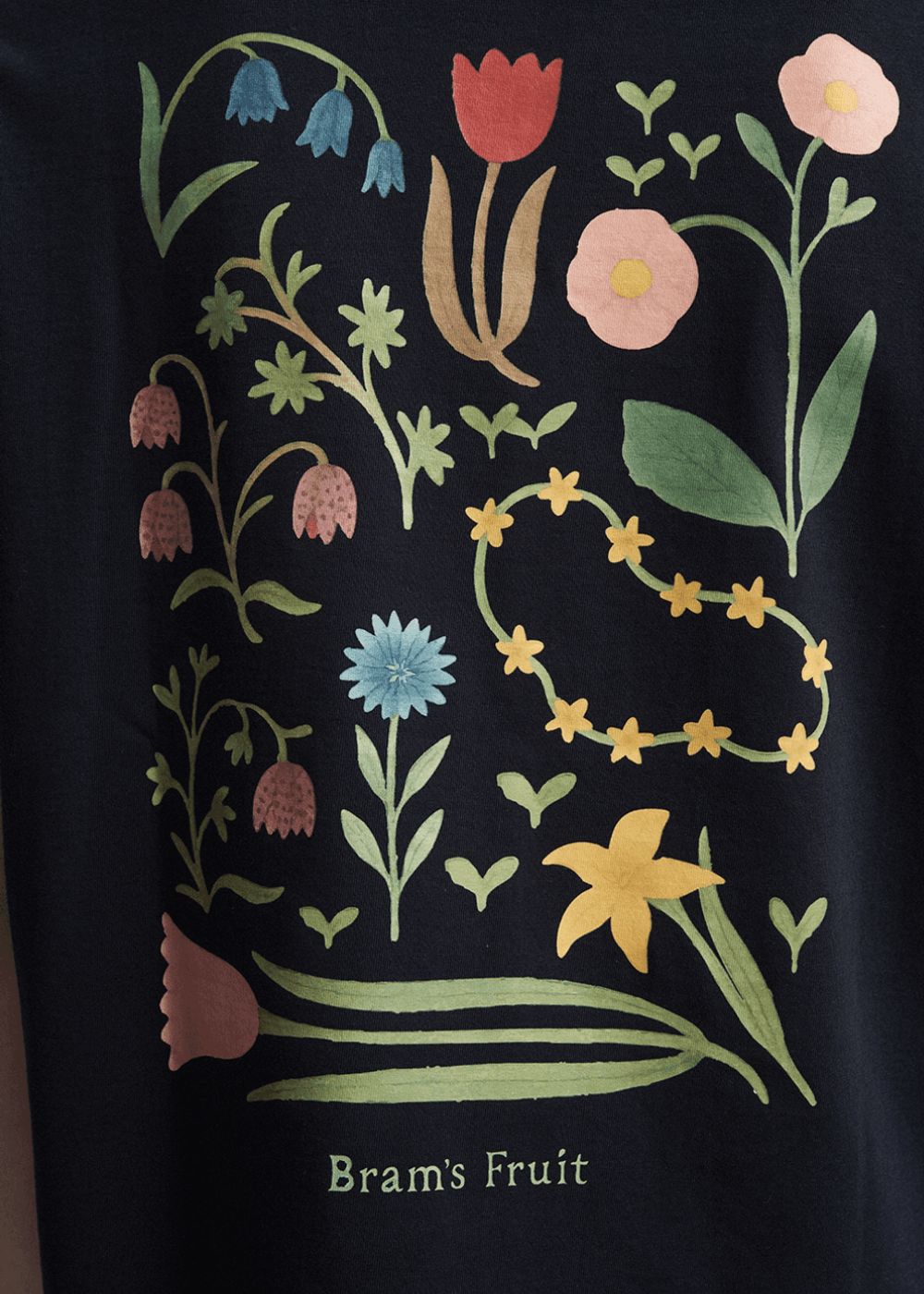 Zoom détaillé sur l'imprimé arrière montrant la qualité des couleurs et la précision des multiples fleurs du design botanique.
