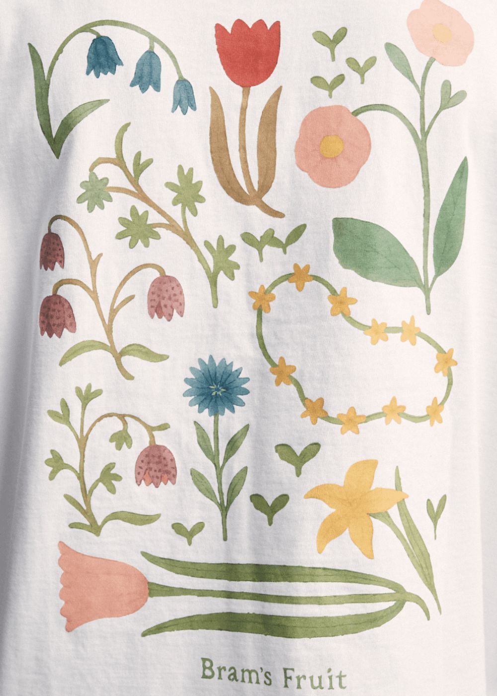 Zoom sur les détails et les couleurs des fleurs imprimées au dos du t-shirt blanc.