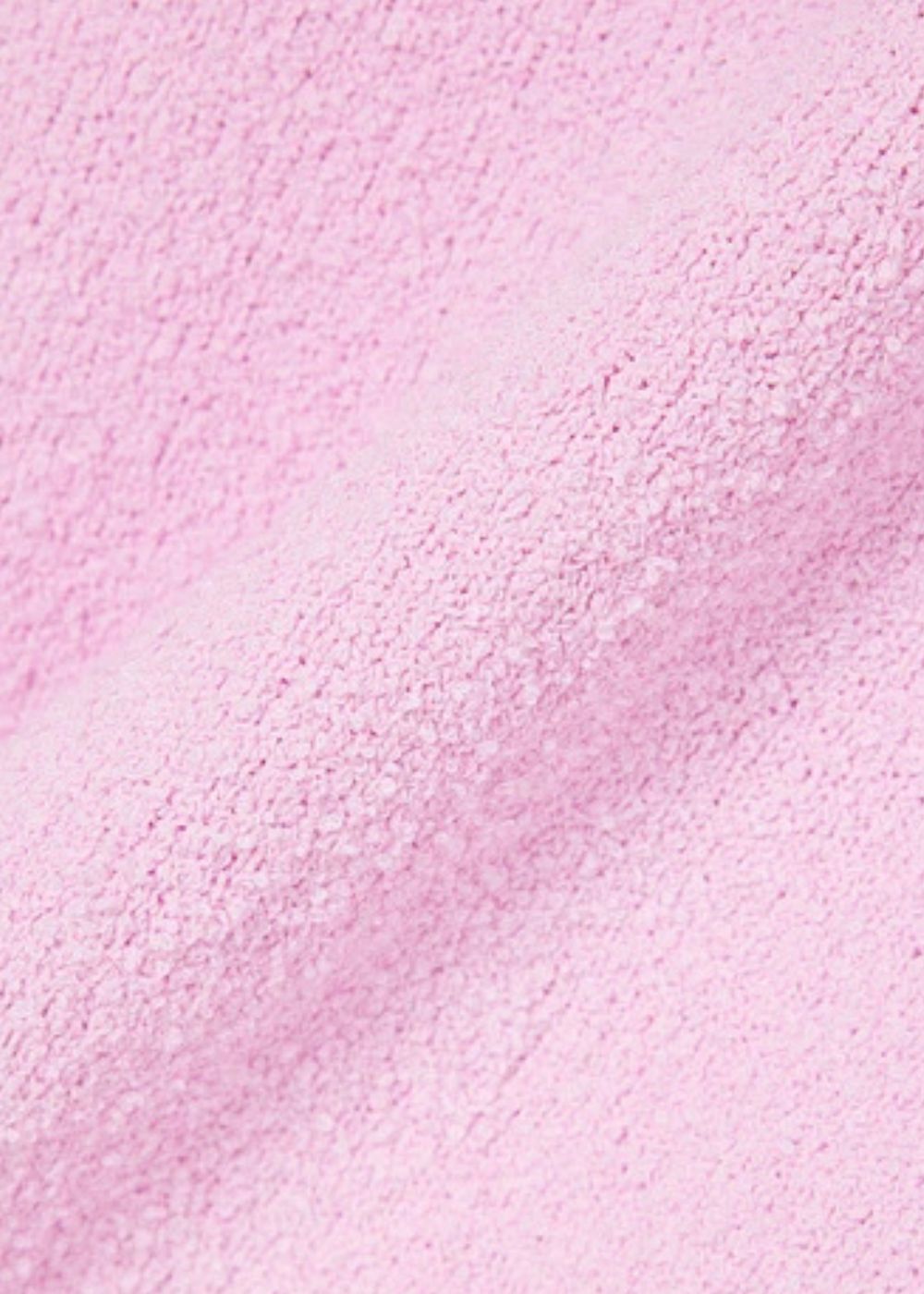 zoom sur la matière du short Lacoste rose en coton bouclée