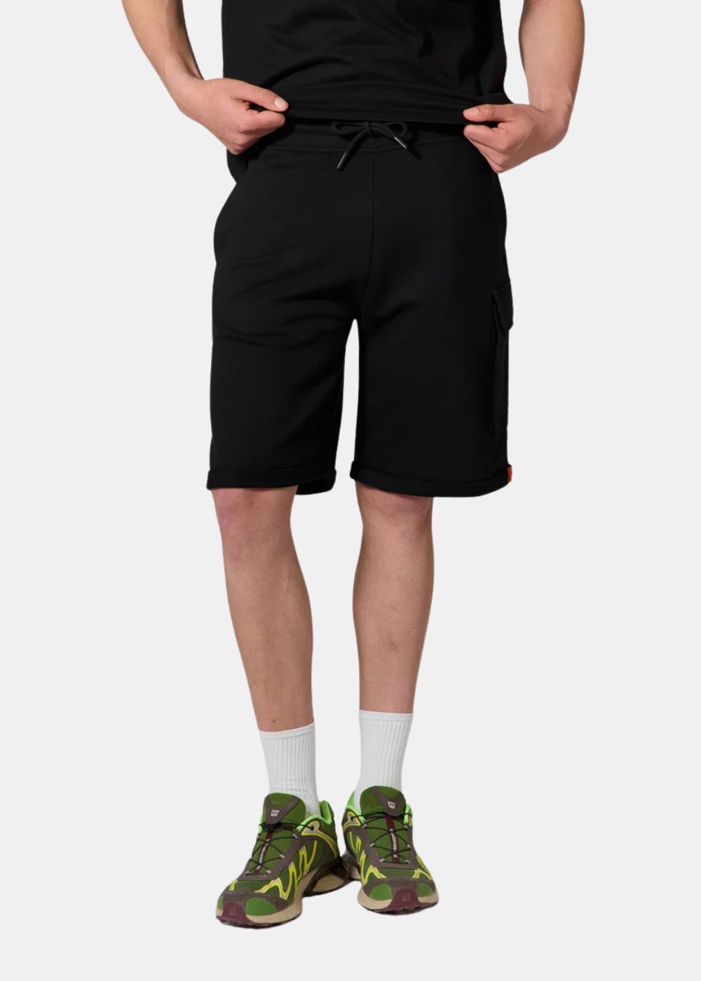 zoom sur Short Gertrude cargo Ivar - noir porté par un mannequin de face