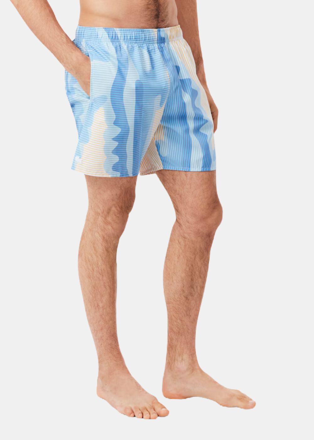 zoom sur le Short de bain Lacoste imprimé crocodile XXL Bleu porté par un mannequin de trois quart