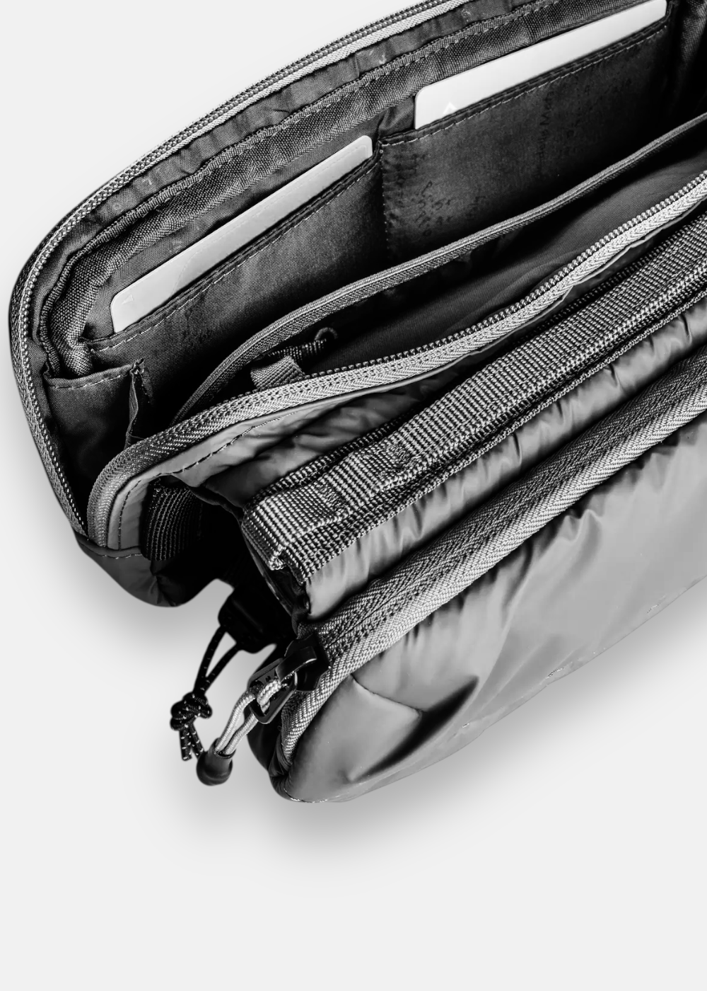 zoom sur l'intérieur de la bottle sacoche Toplogie de coloris noire. Ideal pour ranger son quotidien