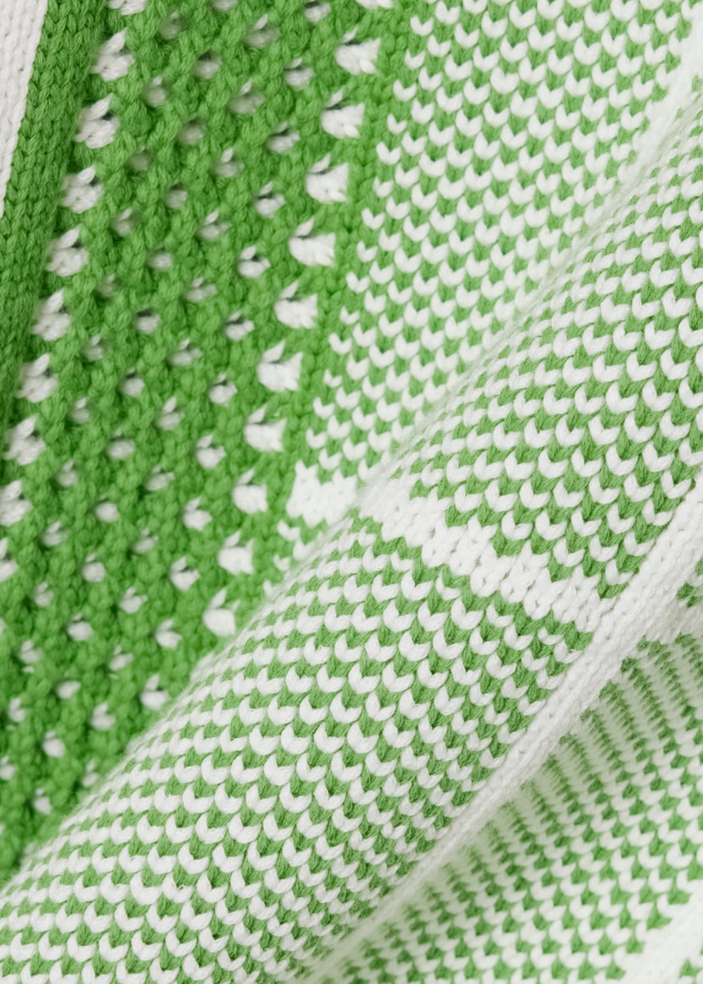 cette photo zoom sur les details de la laine du Pull pour homme Lacoste graphique court de tennis - vert