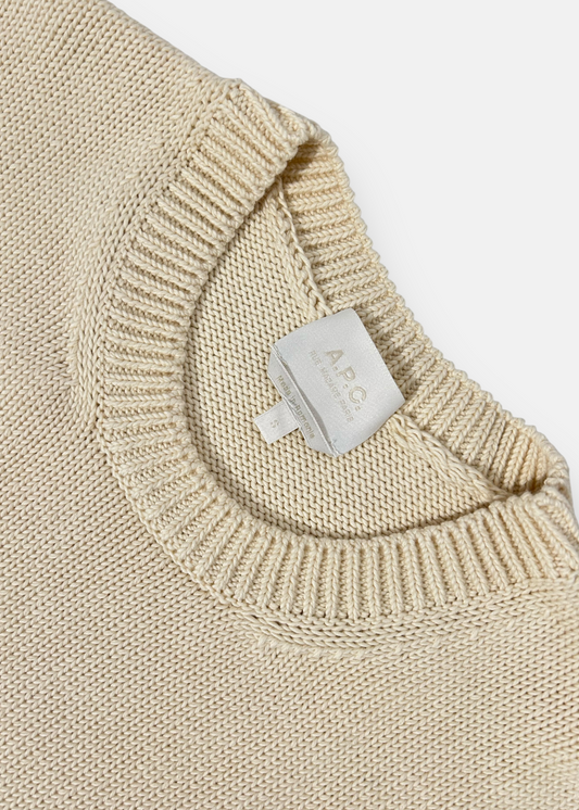 photo qui met en avant les détails de l'étiquette et du col du Pull Beige Homme A.P.C. Leo Cotton Knitted Sweater