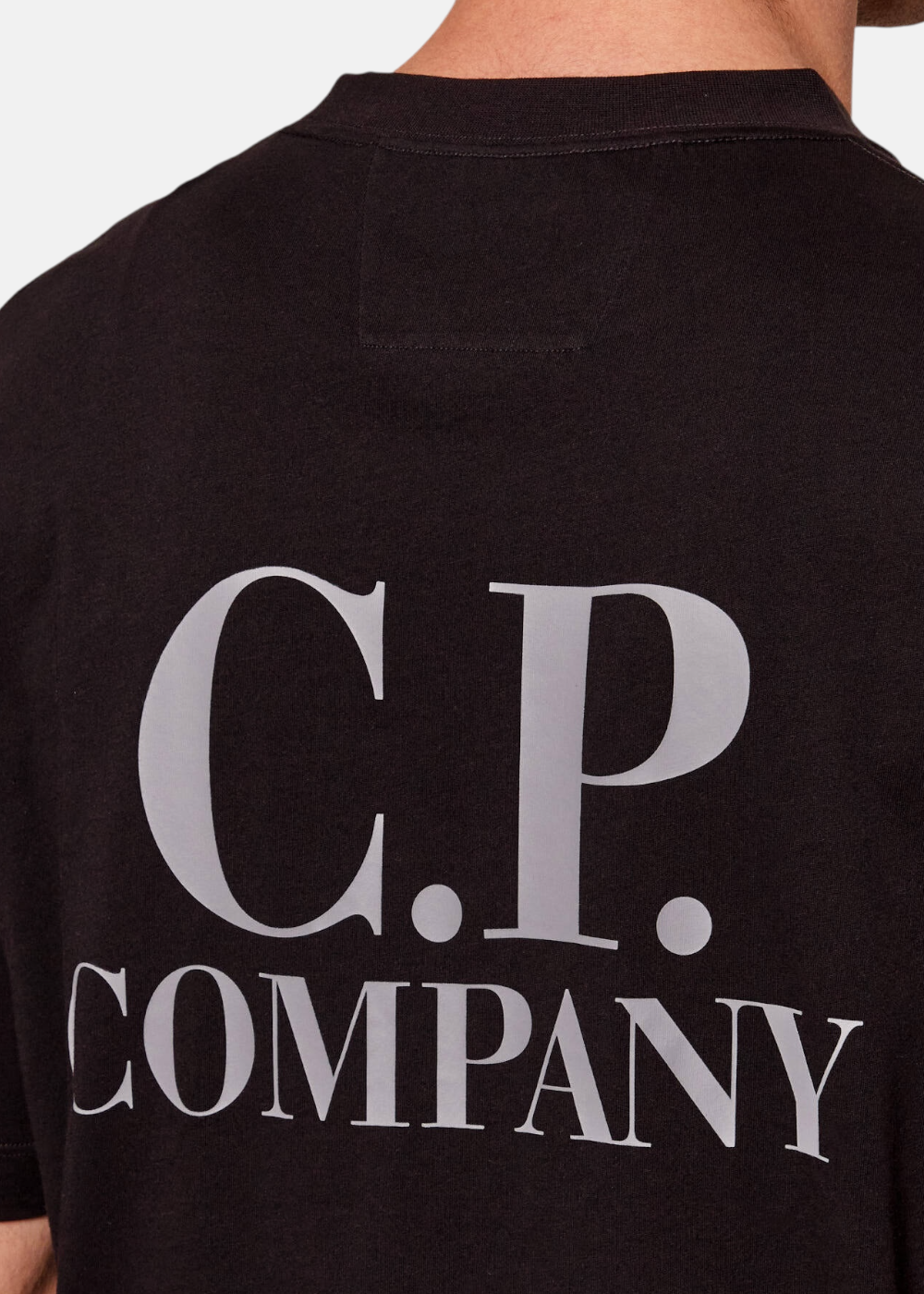 photo des details du logo dans le dos du T-shirt cp company double logo - noir