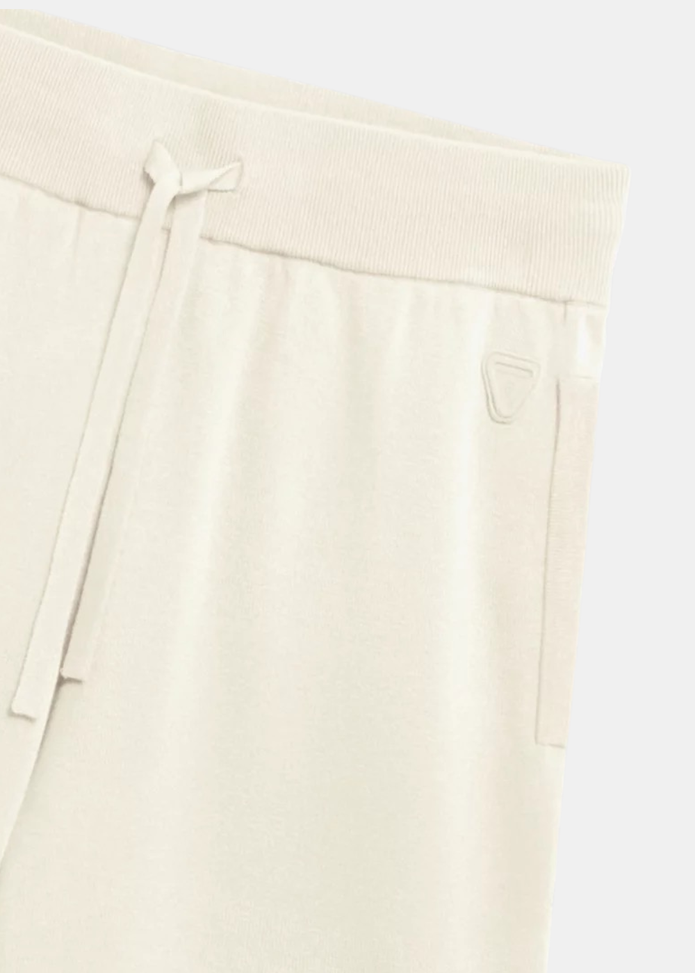 zoom sur le logo du short gertrude isidore (beige)