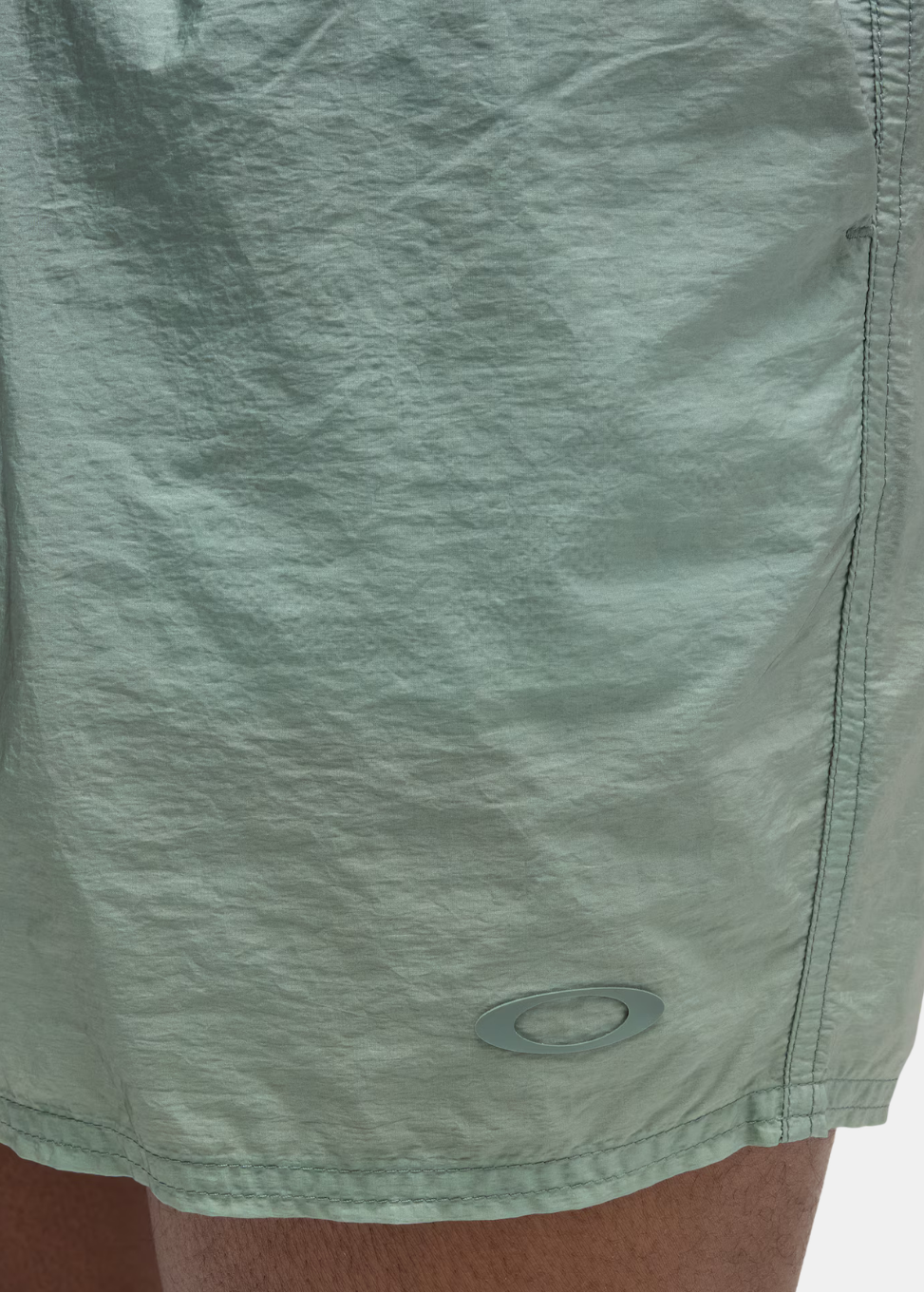 cette photo montre en détail le logo oakley du short dégrade vert