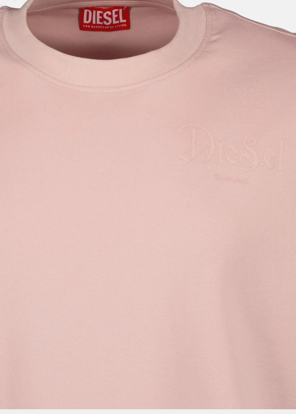 zoom sur le t-shirt Diesel rose pâle , montrant le logo 
