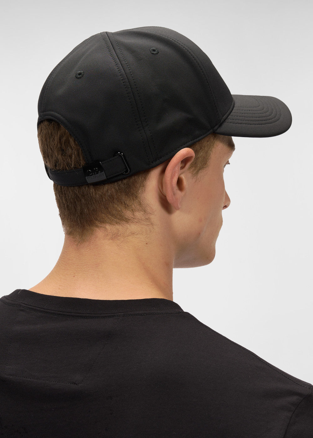 vue arriere de la casquette noire cp company