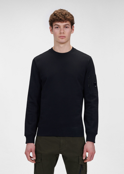 vue de face du sweat noir cp company